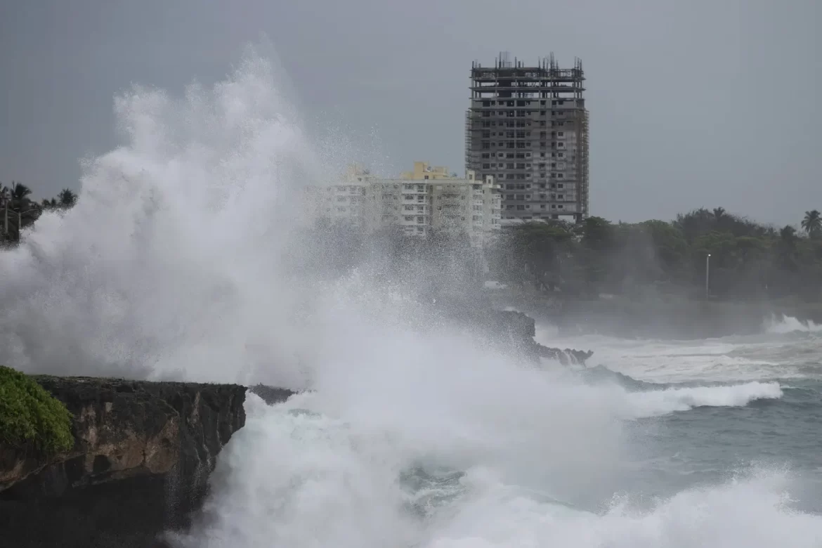 Gran Santo Domingo bajo amenaza: lluvias del huracán Erin llegarán esta tarde