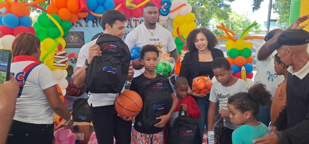 Jugador de la NFL Bayron Matos y Fundación GBC entregan útiles escolares y juguetes a niños de escasos recursos en Los Mina