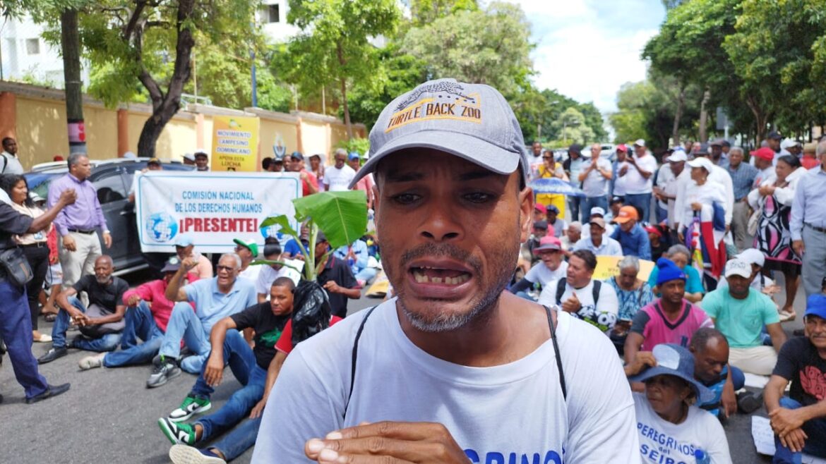 Peregrinos de El Seibo llegan a Palacio Nacional en protesta por desalojo