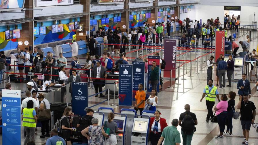 Aerodom recomienda a viajeros con vuelos programados no ir a Aeropuerto Las Américas hasta que se restablezca energía