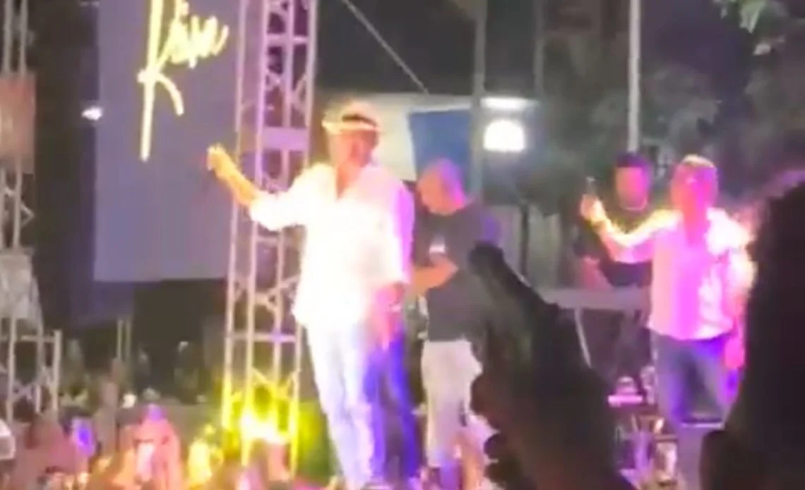 Persona saca pistola durante un concierto de Wason Brazobán; esperan autoridades tomen acciones