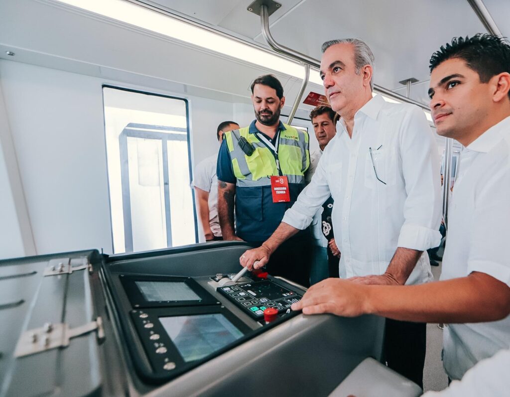 Abinader conduce el Monorriel de Santiago en su primera prueba dinámica con pasajeros