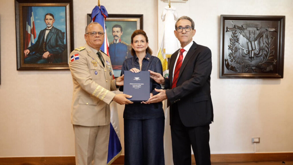 Posesionan al teniente general Carlos Fernández Onofre como nuevo ministro de Defensa
