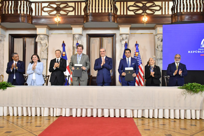 Tras años de negociaciones, RD y EEUU firman acuerdo a cielos abiertos para fortalecer la aviación