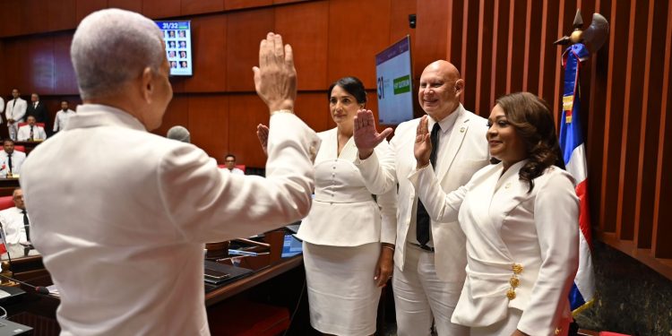 Senadores se instalan y ratifican a Ricardo De los Santos como presidente
