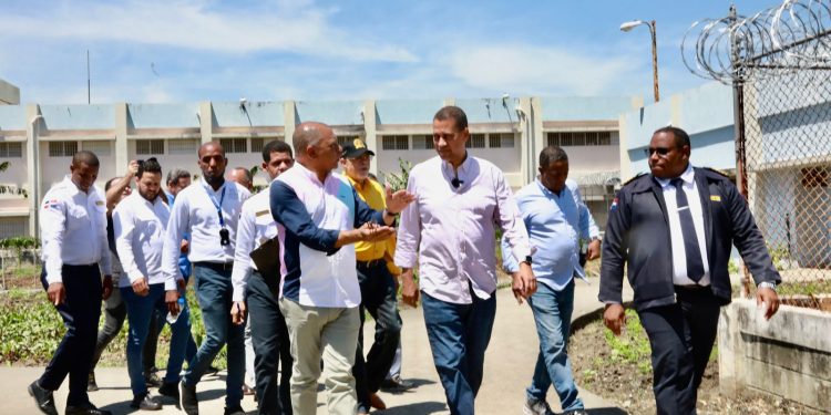 Presidente del Indotel visita cárcel La Vega para iniciar plan piloto de bloqueadores de señal