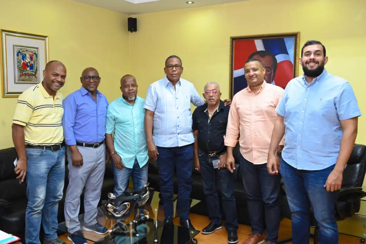 Director de Comedores Económicos coordina mejoras de instalación con comunitarios de Cristo Rey