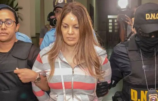 Descargan esposa de César el Abusador de acusación de robo de ajuares en apartamento confiscado