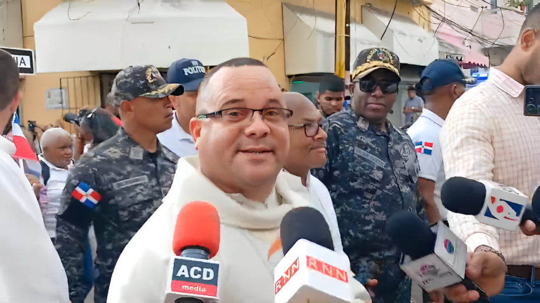 Padre Frankely Rodríguez apoya el cierre de negocios que alteran la paz