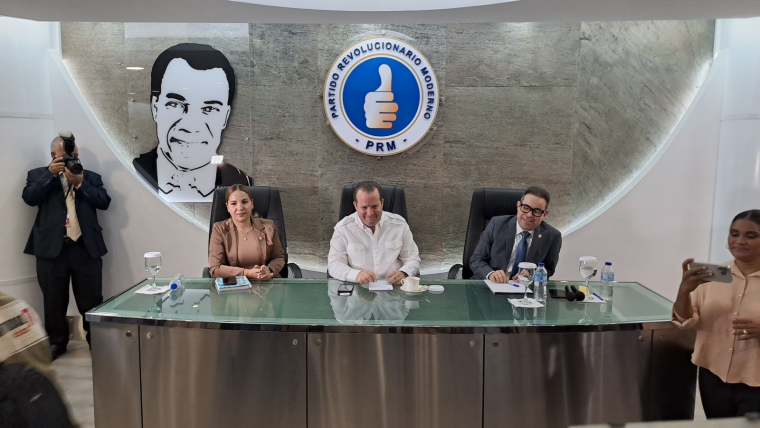 Ministro José Ignacio Paliza está reunido con diputados del PRM