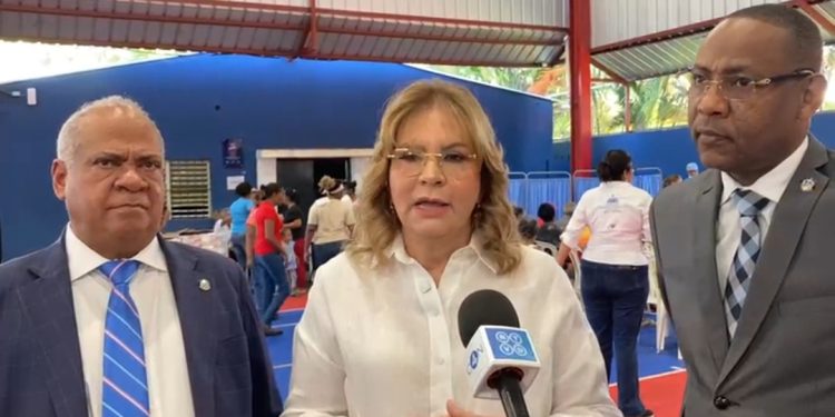 Diputado Ramón Bueno y Yadira Henríquez realizan operativo médico social en sector de Villas Agrícolas