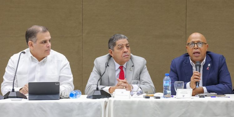 Ministro de Hacienda explica a comisión de diputados detalles y alcance de reforma fiscal