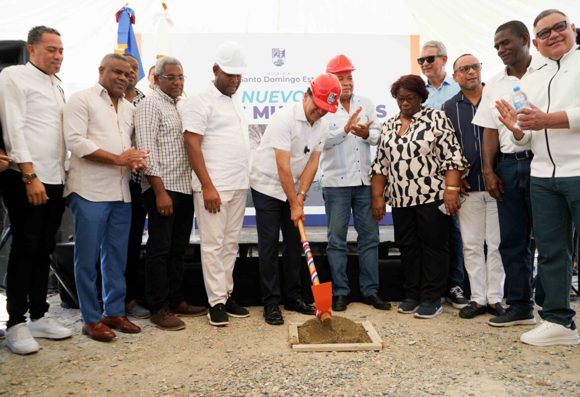 Alcalde Dío Astacio da primer picazo para la construcción de nichos municipales en el Cementerio Cristo Salvador