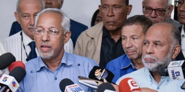 Ministro de Educación felicita al presidente electo de la ADP, Eduardo Hidalgo