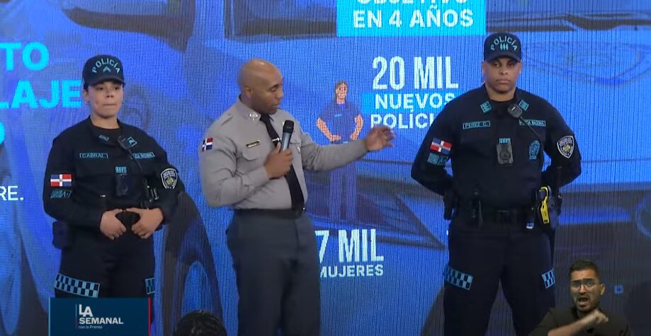 Policías usarán un nuevo uniforme con cámara corporal y código QR a partir de 2025