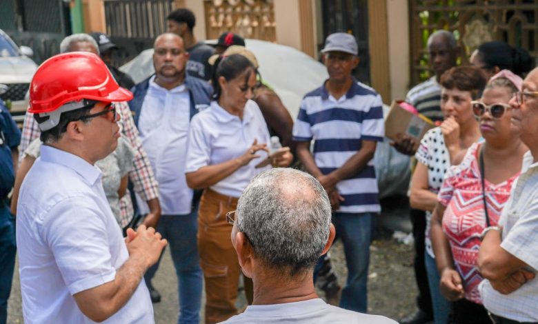 Alcalde Dío Astacio interviene Sector Lucerna para solucionar problemas de aguas negras.