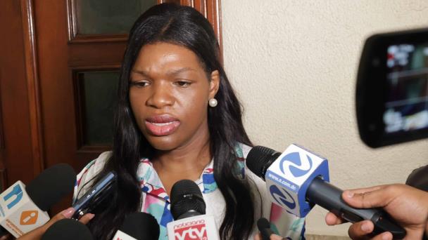 Elizabeth Silverio y su abogado listos para recibir el veredicto del Tercer Tribunal Colegiado