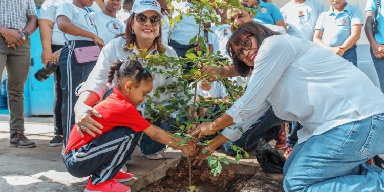 Alcaldía del DN inicia el Plan de Arbolado Urbano junto a estudiantes en la calle 42 de Capotillo