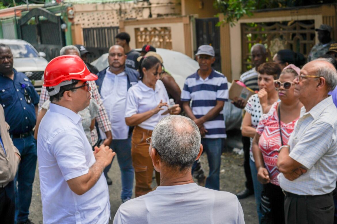 Alcalde Dío Astacio interviene Sector Lucerna para solucionar problemas de aguas negras.