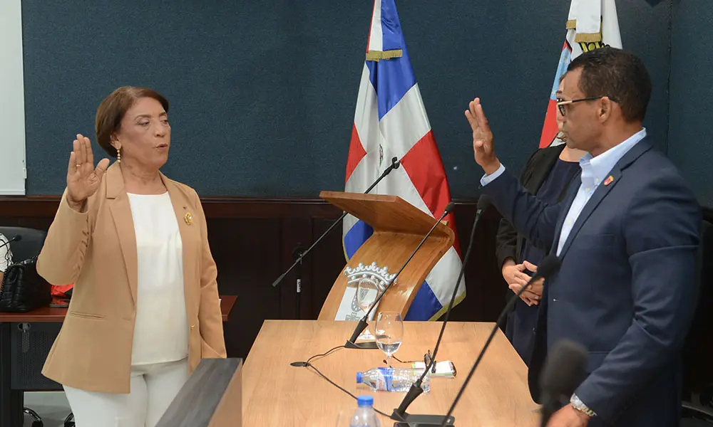 Concejo de Regidores juramentó a Amparo Custodio como alcaldesa de La Vega