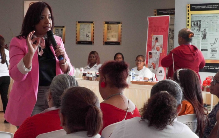 Diputada Anny Mambrú diserta sobre la prevención del cáncer de mama en SDE