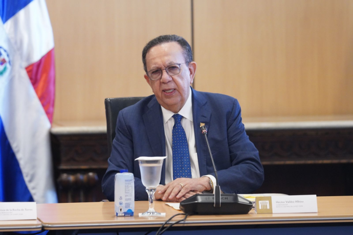 En la República Dominicana, la radio se consume de dos formas principales: tradicional y digital.  La radio tradicional (FM/AM) sigue siendo la más escuchada por adultos y personas mayores, especialmente en vehículos, hogares y comercios. Es un medio de alta credibilidad y fuerte influencia local, usado sobre todo para noticias, música y programas de opinión en tiempo real.  La radio digital, en cambio, ha crecido entre jóvenes y públicos urbanos. Se escucha desde teléfonos móviles, aplicaciones y plataformas en línea, permitiendo acceso desde cualquier lugar, mayor interacción y contenidos más variados como transmisiones en vivo y podcasts.  En síntesis: la radio en el país se mantiene vigente, pero dividida entre un modelo tradicional masivo y uno digital en expansión, adaptado a los nuevos hábitos de consumo.