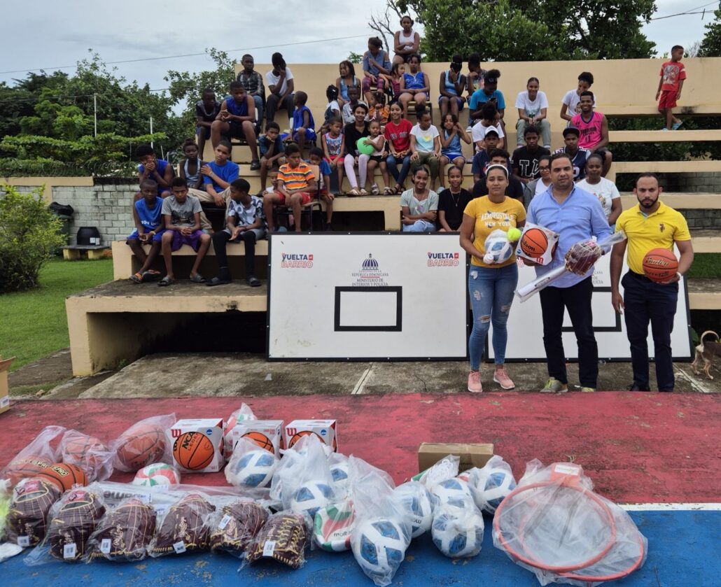 Ministerio de Interior y Policía entrega utilería deportiva en Bayaguana