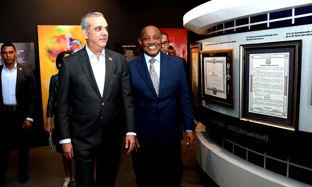 Presidente recorre feria del libro 2024 y condecora a poeta