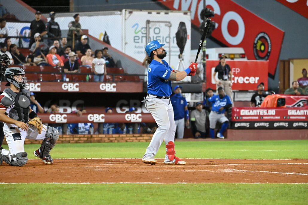 Alfaro y Leyba azotan pitcheo de Gigantes en victoria del Licey