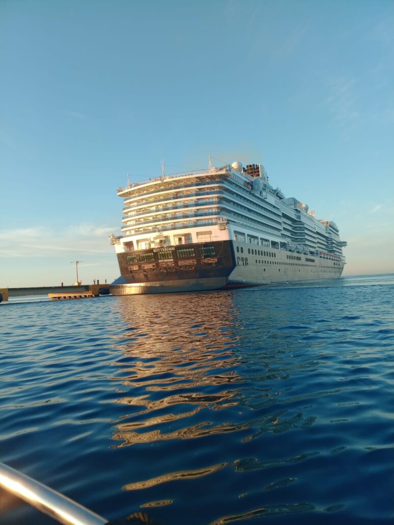 Presidente saluda inicio del año con llegada de crucero Holland America Line Rotterdam a Pedernales