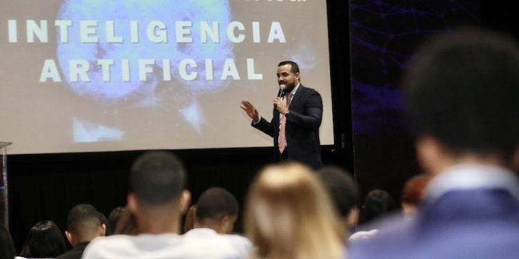 Indotel imparte conferencia a estudiantes sobre riesgo que representa la inteligencia artificial para los trabajadores