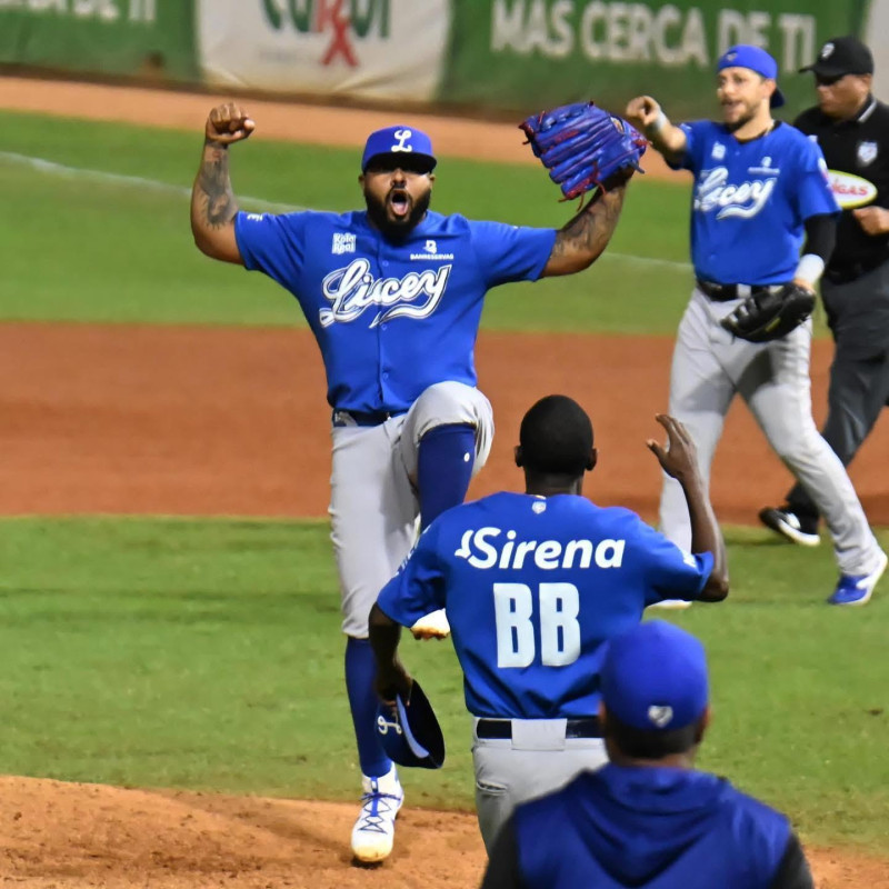 Los Tigres del Licey siguen en la cima tras sufrida victoria ante Leones del Escogido