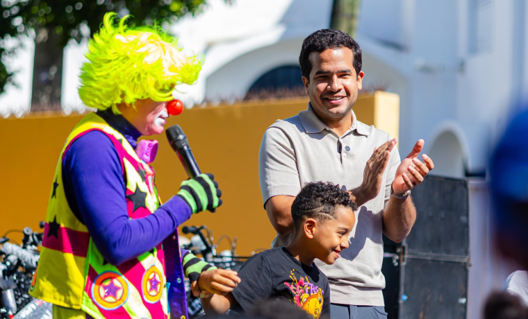 Omar Fernández lleva felicidad y juguetes a niños en día de Reyes