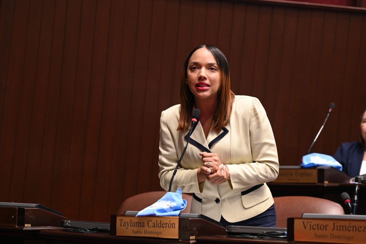 Diputada logra modificar artículo que protegió a médicos y odontólogos