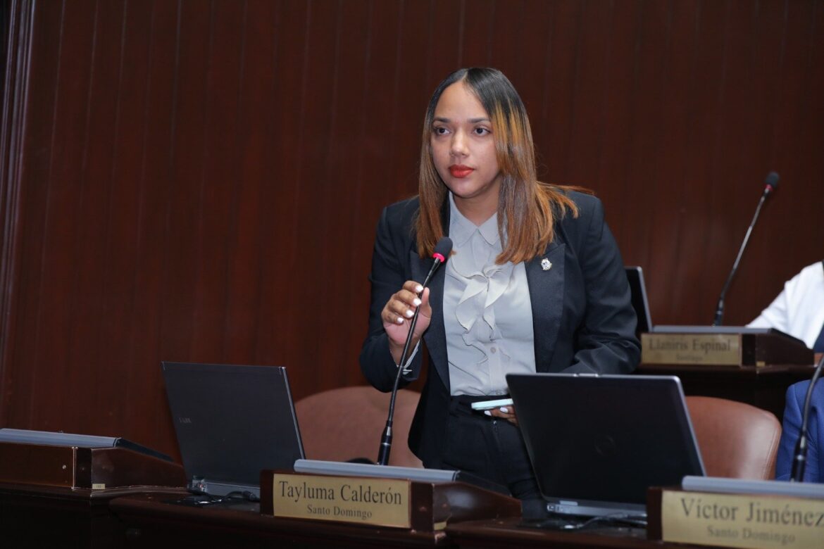 Diputada Tayluma Calderón defiende el trabajo de odontólogos y médicos en el nuevo Código Penal