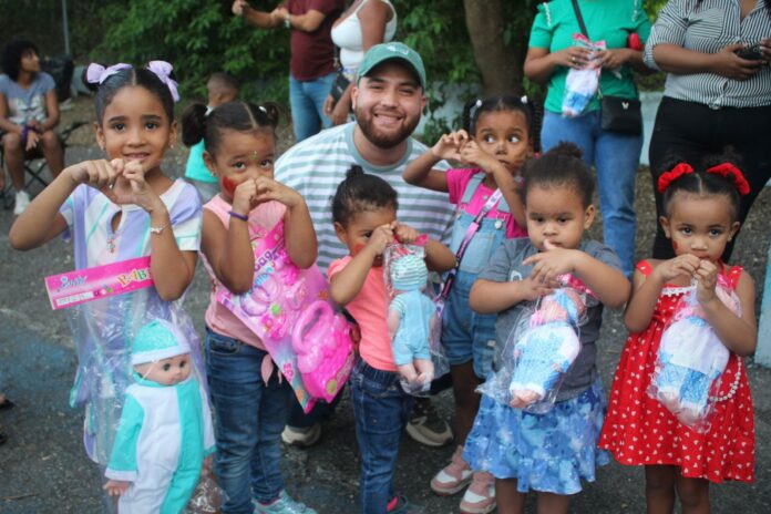 Jóven de Los Frailes entrega más de 120 juguetes a niños de Santo Domingo Este para llevar alegría y esperanza