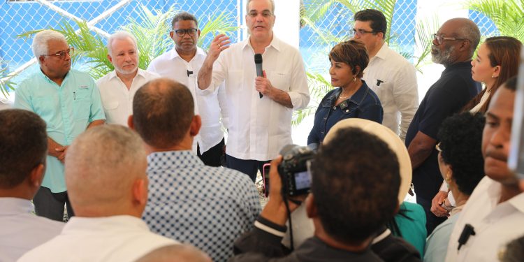 Presidente Abinader recorre el sector La Ureña donde lleva programa Gobierno Contigo