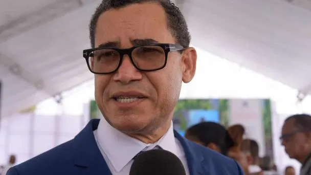 Ministro de Trabajo busca consenso para lograr aumento salarial