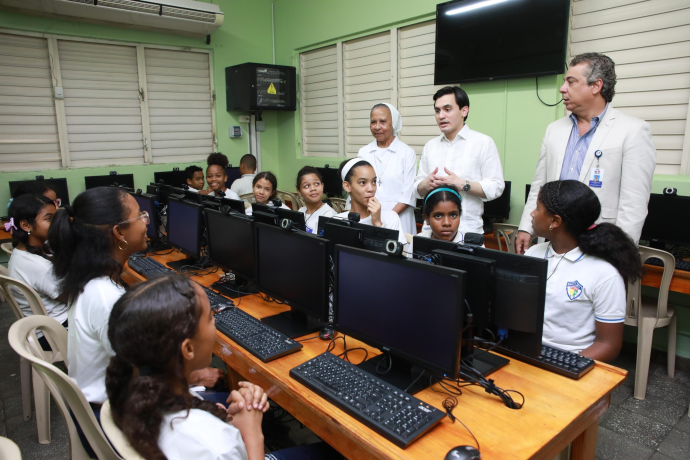 INDOTEL beneficia a estudiantes de escuela de Cristo Rey con laboratorio informático