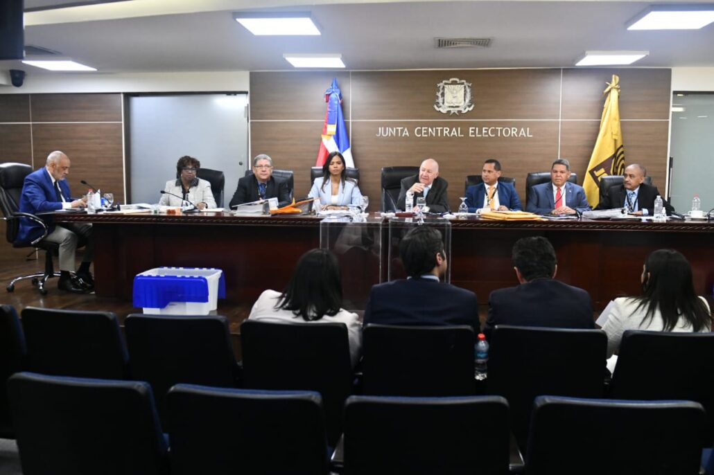 JCE continúa presentación del proyecto de la nueva Cédula a organizaciones políticas