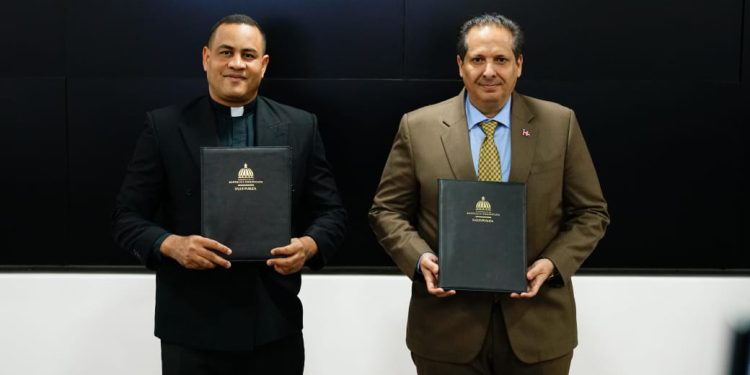 Ministerio de Salud y Universidad Católica Santo Domingo firman convenio para fortalecer la formación de colaboradores