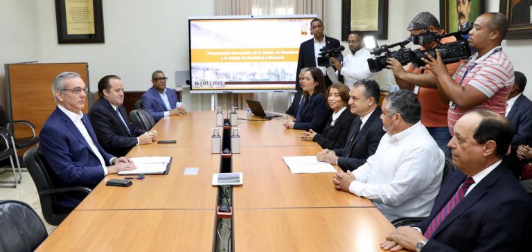Pleno de la JCE presenta proyecto de la nueva cédula al presidente Abinader