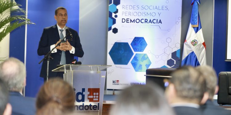 INDOTEL y UNIBE reúnen a comunidad periodística y académica en foro "Redes Sociales, Periodismo y Democracia"
