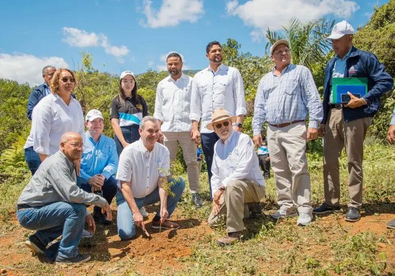 Presidente Abinader encabeza junto a la primera dama siembra de 3,200 plantas endémicas para el reordenamiento de la cuenca del río Yaque del Norte