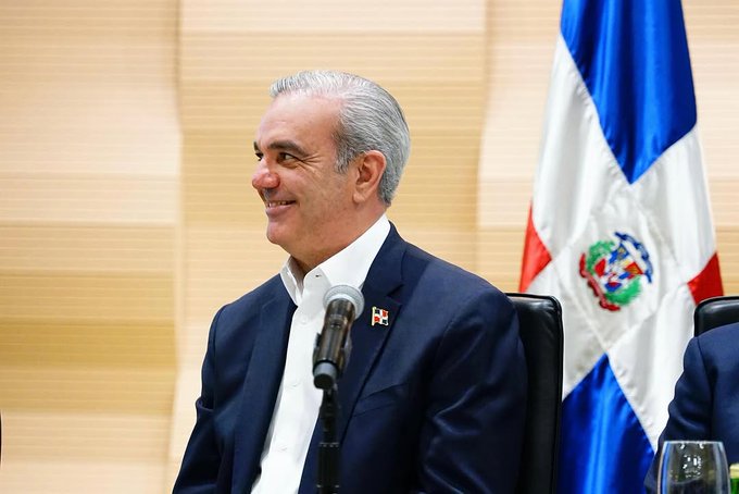 Presidente Abinader dona su sueldo de un año a causas sociales