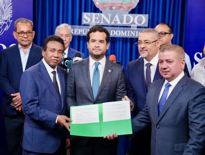 Fuerza del Pueblo deposita documentación para anteproyecto crearía una dirección para fiscalizar edificaciones