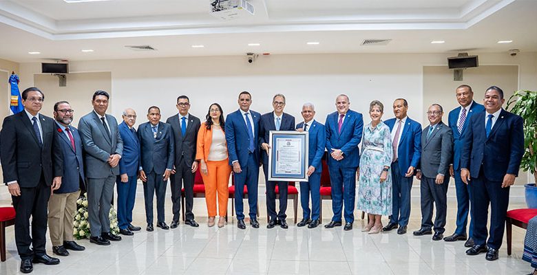 Senado reconoce trayectoria del poeta y escritor José Mármol
