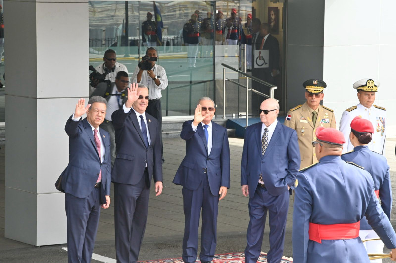 Abinader y los expresidentes Fernández, Medina y Mejía ya están reunidos