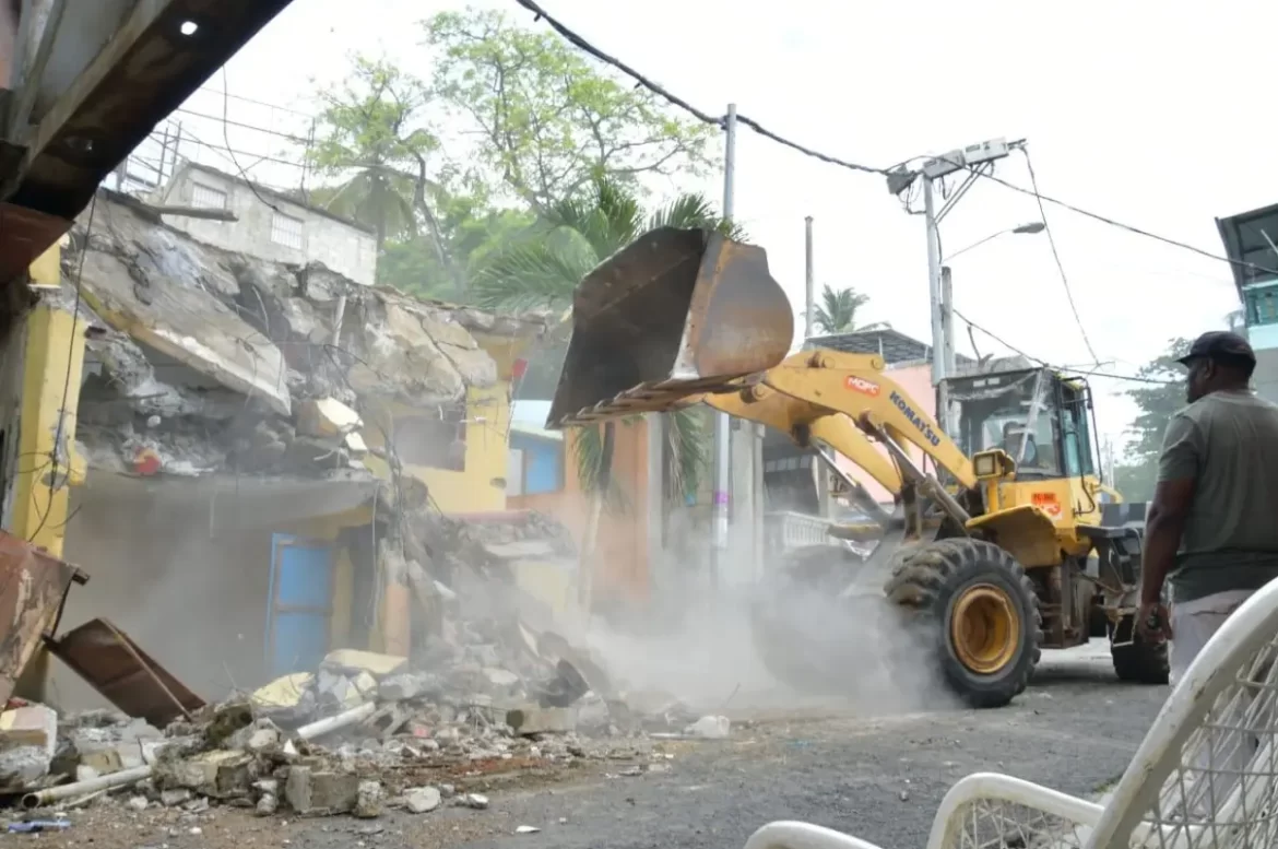 Obras Públicas desaloja familias ocupaban área de riesgo debajo puente de la 17, en reparación