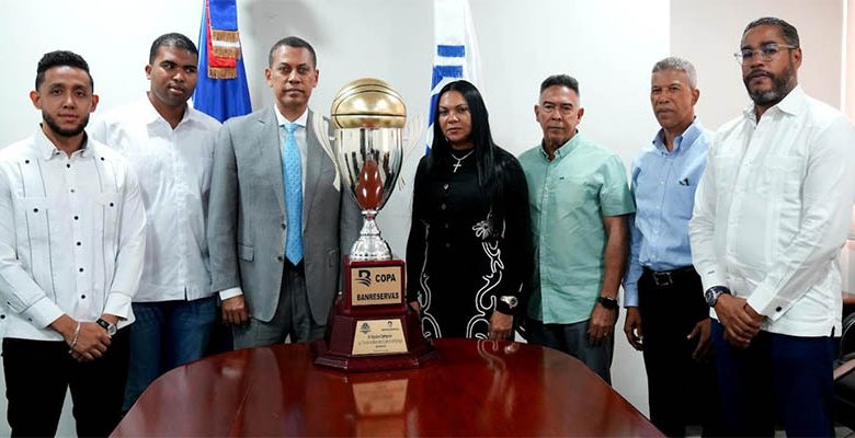Directiva de equipo campeón de Baloncesto Superior de Santiago dedica trofeo al INDOTEL